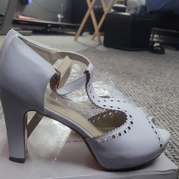 White Sandle - Picture 2 of 3